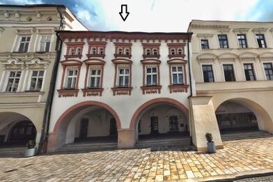 Bydliště K. J. Mašky v prvních letech jeho novojičínského pobytu – dům č. 28/17 s lékárnou „U černého orla“, který patřil lékárníkovi Josefu Krausovi.