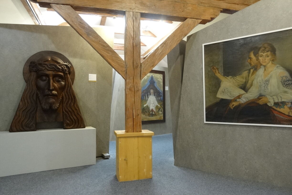 Pohled do podkrovní galerie s bustou Utrpení od A. Poláška
