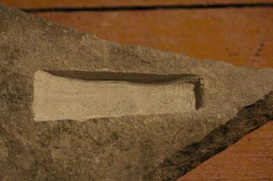 4) Kamenná forma na sekerku.