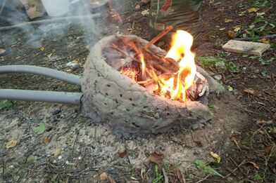 2) Potom musíte pec vysušit - okolo sebe posbíráte klacíky a rozděláte v ní oheň.