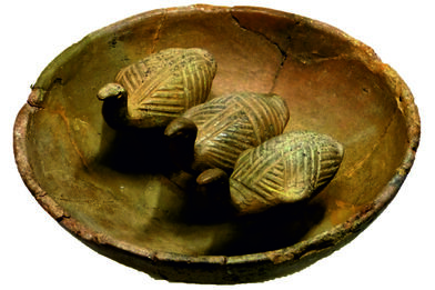 Miska s trojicí kachních aplik na dně misky billendorfské kultury ze 7. - 6. stol. před Kr., Klein Döbern, Brandenbursko ve východní část Německa.