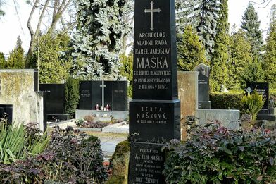Hrob K. J. Mašky a jeho rodiny na ústředním brněnském hřbitově (Vídeňská ulice).