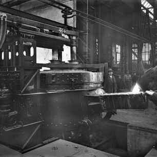Elektrická pec v původní slévarně Tatry - vylévání kovu z pece (Zemský archiv Opava)