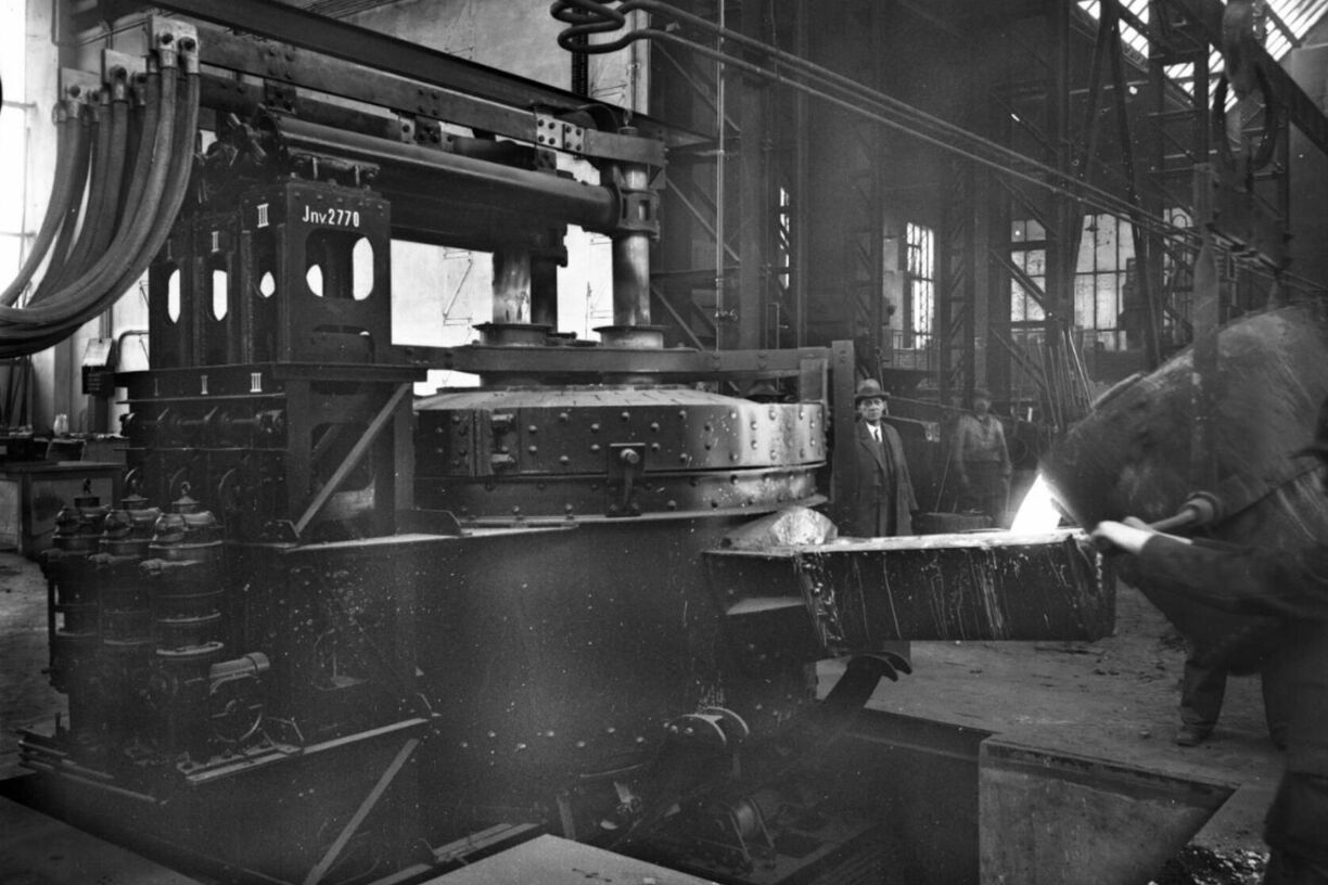 Elektrická pec v původní slévarně Tatry - vylévání kovu z pece (Zemský archiv Opava)