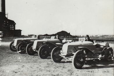 Závodní speciály, připravené na závod Targa Florio, foceno 1924