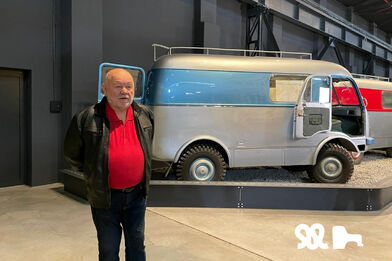 Karel Loprais u nás v muzeu - pozadí modrá Tatra 805, kterou pan Loprais zachránil