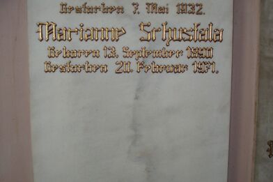 Jméno Mariane Schustala bylo dodatečně vytesáno do desky vedle manželova jména