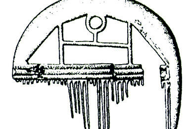 obr. 4: Hřeben s prolamovanou rukojetí; výzdoba zřejmě využívá motiv sluneční bárky. Zahloubená chata Z-3 z Komořan na Moravě, stupeň B2 starší doby římské.