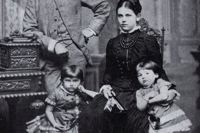 Rodinná fotografie Maškových z roku 1885 – vedle stojícího Karla manželka Berta (rozená Múčková) a dcery Ludmila s Vandou.