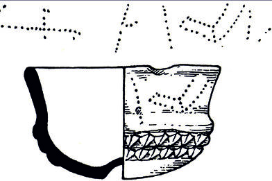 obr. 1: Miniaturní miska s omfalem, na hrdle vpichy s významem písma nebo napodobující písmo, sídlištní objekt z Drnovic na Moravě, doba římská.